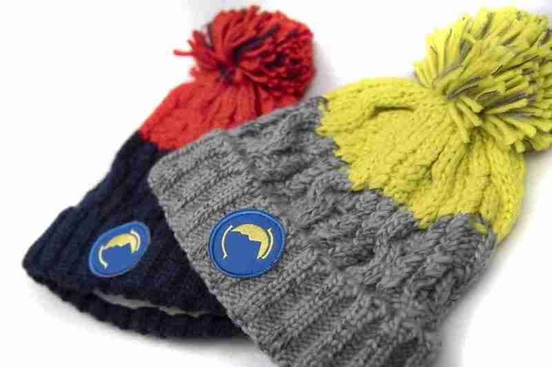 Fritidsklader two-tone bobble hats in red/navy & lime green/grey